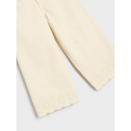 Sinsay - Jeansy z ozdobnym haftem na nogawkach - beżowy Sinsay 128 Sinsay