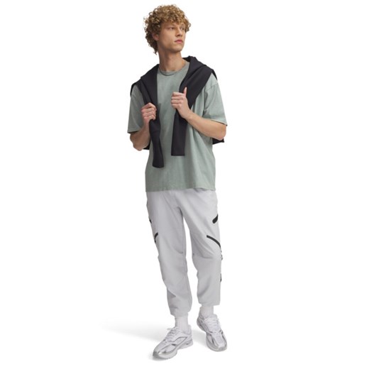 Męskie spodnie treningowe cargo UA Unstoppable Cargo Pant - szare ze sklepu Sportstylestory.com w kategorii Spodnie męskie - zdjęcie 179664325
