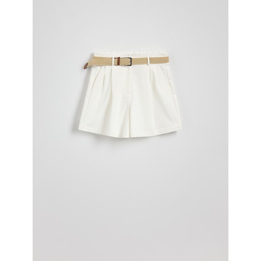 Reserved - Szorty z plecionym paskiem - biały Reserved L Reserved