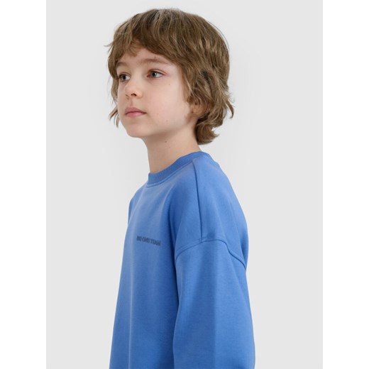 Chłopięca bluza dresowa bez kaptura nierozpinana 4F 4FJWSS25TSWSM1713 - niebieska ze sklepu Sportstylestory.com w kategorii Bluzy chłopięce - zdjęcie 179684997