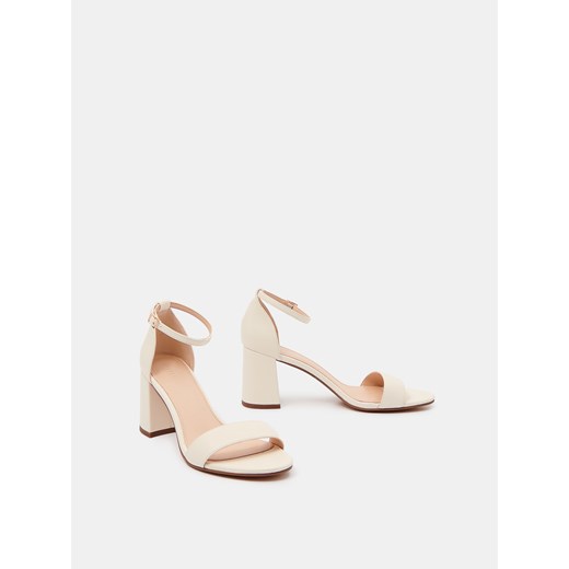 Mohito - Sandały na słupku - beżowy Mohito 41 Mohito