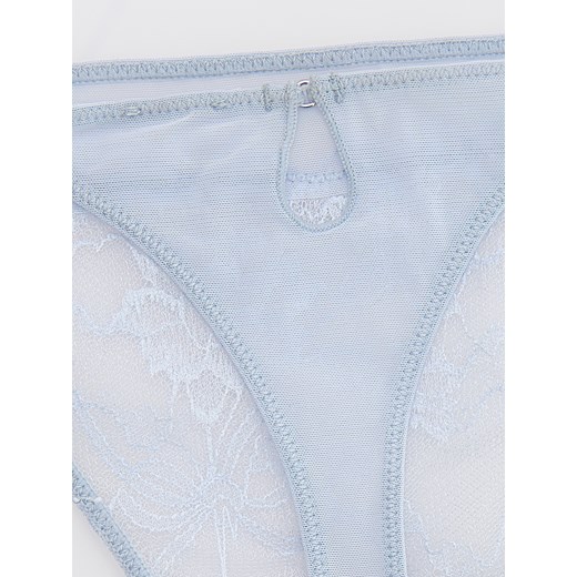 Reserved - Majtki stringi z koronką - jasnoniebieski Reserved S Reserved