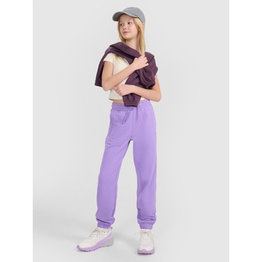 Dziewczęce spodnie dresowe joggery 4F 4FJWSS25TTROF1187 - fioletowe ze sklepu Sportstylestory.com w kategorii Spodnie dziewczęce - zdjęcie 179707756