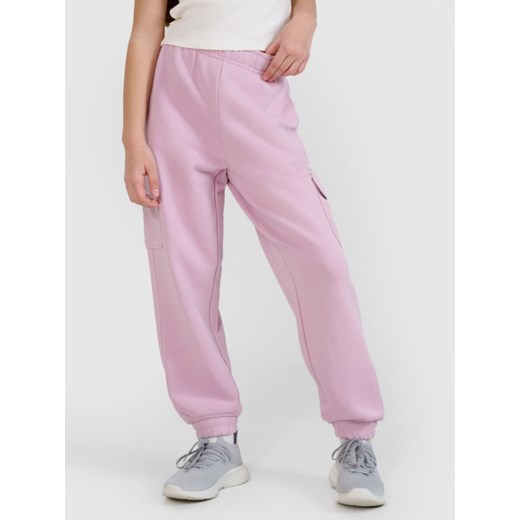 Dziewczęce spodnie dresowe joggery 4F 4FJWSS25TTROF1135 - różowe ze sklepu Sportstylestory.com w kategorii Spodnie dziewczęce - zdjęcie 179707809