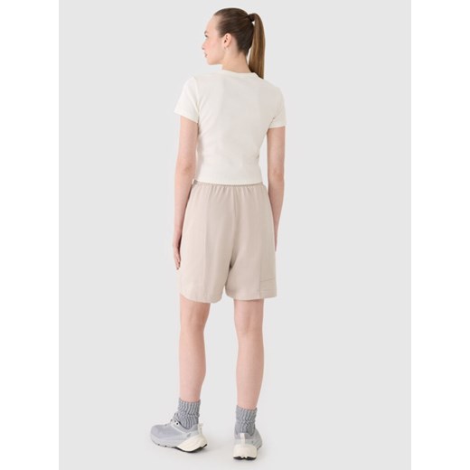 Damskie spodenki dresowe 4F 4FRSS25TSHOF701 - beżowe ze sklepu Sportstylestory.com w kategorii Szorty - zdjęcie 179708778