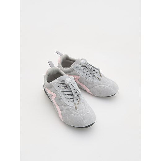 Reserved - Sportowe buty z zamszu - jasnoszary ze sklepu Reserved w kategorii Buty sportowe dziecięce - zdjęcie 179721979