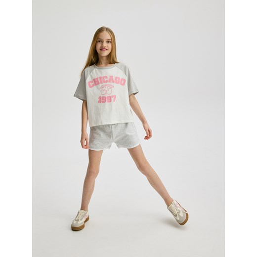 Reserved - Dresowe szorty z lampasem - jasnoszary Reserved 134 (8 lat) Reserved