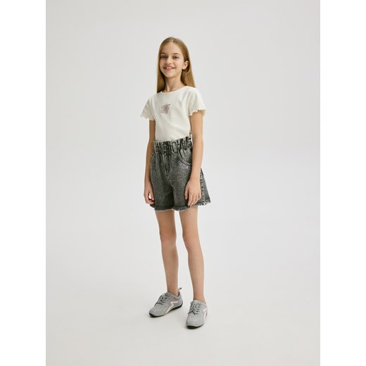 Reserved - Prążkowany t-shirt z aplikacją - złamana biel Reserved 158/164 (12-13 lat) Reserved