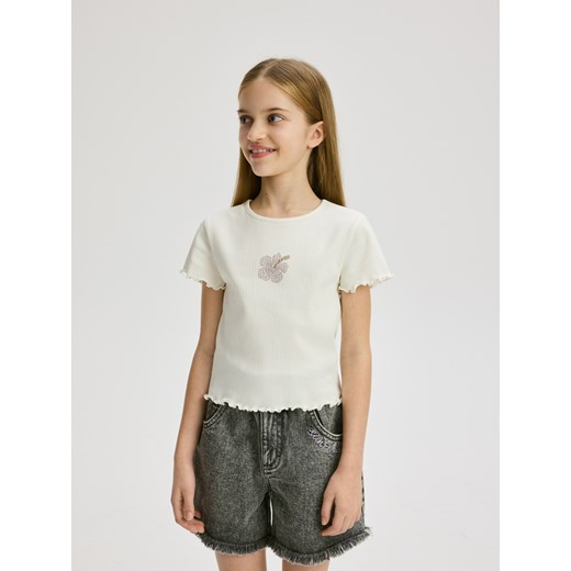 Reserved - Prążkowany t-shirt z aplikacją - złamana biel ze sklepu Reserved w kategorii Bluzki dziewczęce - zdjęcie 179723196