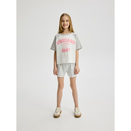 Reserved - Krótki t-shirt z nadrukiem - jasnoszary Reserved 146/152 (10-11 lat) Reserved