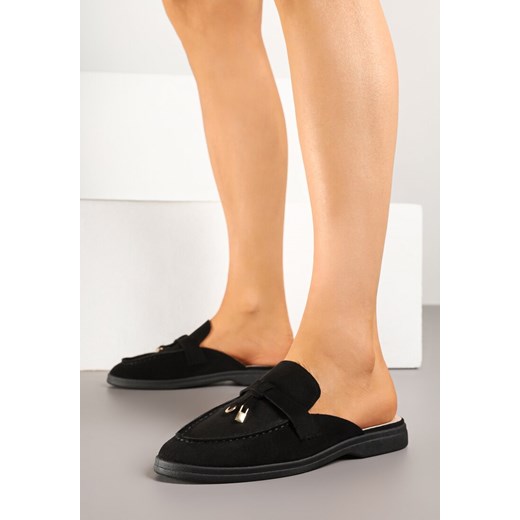 Czarne Klapki Mule w Stylu Loafersów Zdobione Zawieszką Iffionne ze sklepu renee.pl w kategorii Klapki damskie - zdjęcie 179728238