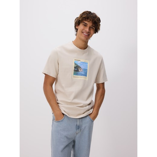 Reserved - T-shirt regular z nadrukiem - beżowy ze sklepu Reserved w kategorii T-shirty męskie - zdjęcie 179731235