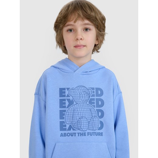 Chłopięca bluza dresowa z kapturem nierozpinana 4FJRSS25TSWSM2234 - niebieska ze sklepu Sportstylestory.com w kategorii Bluzy chłopięce - zdjęcie 179732905