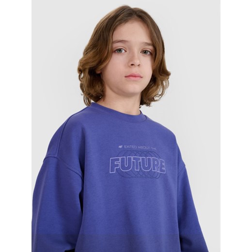 Chłopięca bluza dresowa bez kaptura nierozpinana 4F 4FJRSS25TSWSM2233 - fioletowa ze sklepu Sportstylestory.com w kategorii Bluzy chłopięce - zdjęcie 179732925