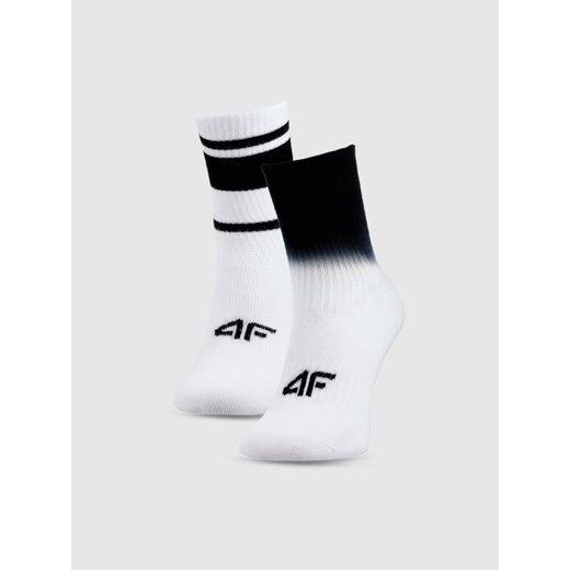 Chłopięce skarpetki casual (2-pack) 4F 4FJWSS25USOCM435 - białe ze sklepu Sportstylestory.com w kategorii Skarpetki dziecięce - zdjęcie 179733068