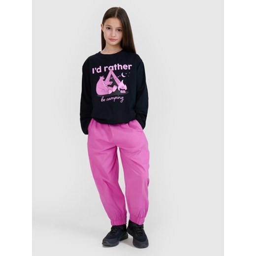 Dziewczęca spodnie dresowe joggery 4F 4FJRSS25TTROF1465 - różowe ze sklepu Sportstylestory.com w kategorii Spodnie dziewczęce - zdjęcie 179733137
