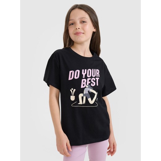 Dziewczęcy t-shirt z nadrukiem 4F 4FJRSS25TTSHF2644 - czarny ze sklepu Sportstylestory.com w kategorii Bluzki dziewczęce - zdjęcie 179733276