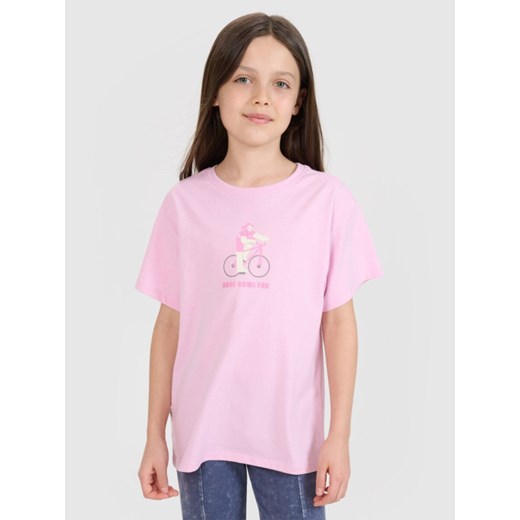 Dziewczęcy t-shirt z nadrukiem 4F 4FJRSS25TTSHF2645 - różowy ze sklepu Sportstylestory.com w kategorii Bluzki dziewczęce - zdjęcie 179733328