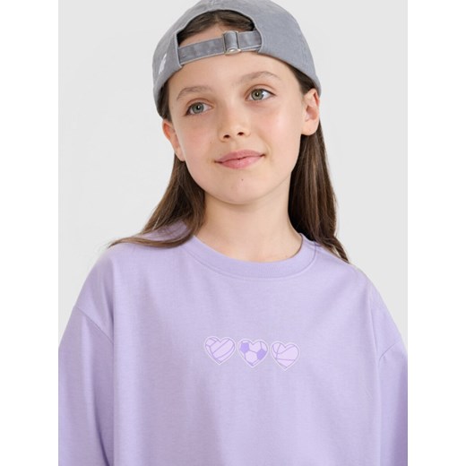 Dziewczęcy t-shirt z nadrukiem 4F 4FJRSS25TTSHF2656 - fioletowy ze sklepu Sportstylestory.com w kategorii Bluzki dziewczęce - zdjęcie 179733395