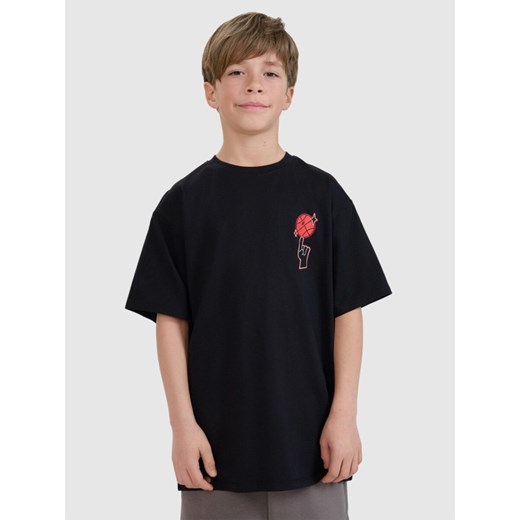 Chłopięcy t-shirt z nadrukiem 4F 4FJRSS25TTSHM2639 - czarny ze sklepu Sportstylestory.com w kategorii T-shirty chłopięce - zdjęcie 179733429