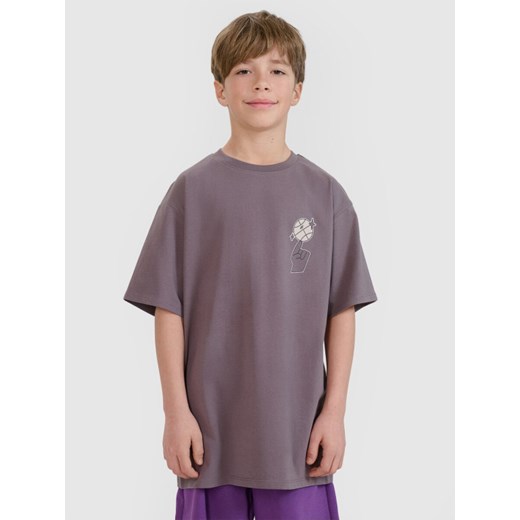Chłopięcy t-shirt z nadrukiem 4F 4FJRSS25TTSHM2639 - fioletowy ze sklepu Sportstylestory.com w kategorii T-shirty chłopięce - zdjęcie 179733435