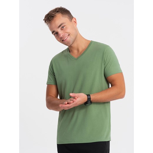 Bawełniana klasyczna męska koszulka z dekoltem w serek BASIC - zielona V10 OM-TSBS-0145 ze sklepu ombre w kategorii T-shirty męskie - zdjęcie 179746259