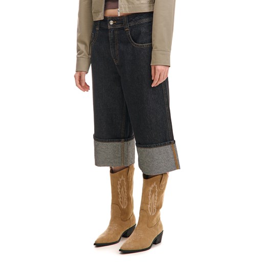 Cropp - Czarne jeansowe szorty z podwiniętymi nogawkami - czarny ze sklepu Cropp w kategorii Jeansy damskie - zdjęcie 179763309