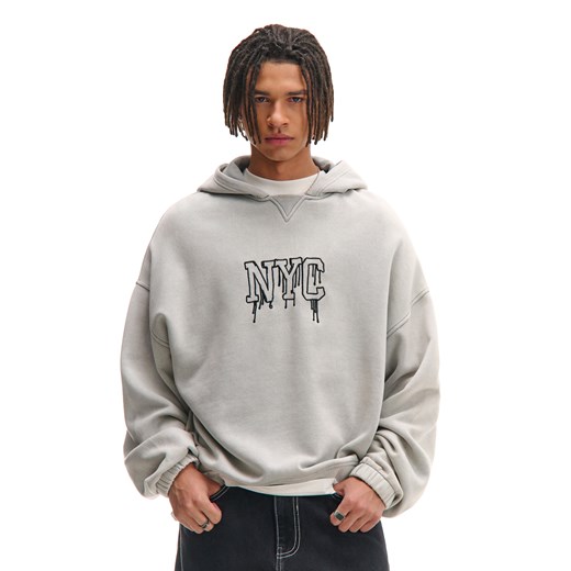 Cropp - Bluza z tekstowym haftem - jasny szary ze sklepu Cropp w kategorii Bluzy męskie - zdjęcie 179763326