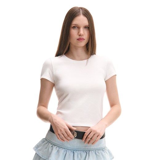 Cropp - Biała dopasowana koszulka basic - biały ze sklepu Cropp w kategorii Bluzki damskie - zdjęcie 179763356