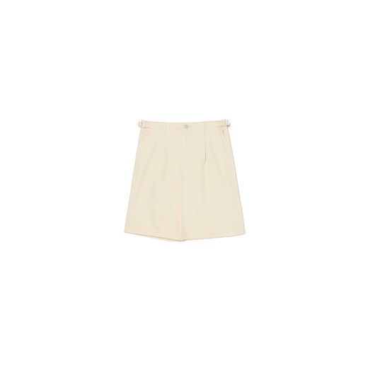 Cropp - Jeansowe szorty z metalowymi klamrami - kremowy ze sklepu Cropp w kategorii Spodenki męskie - zdjęcie 179763388