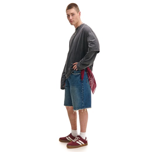 Cropp - Jeansowe szorty z postrzępionymi nogawkami - granatowy ze sklepu Cropp w kategorii Spodenki męskie - zdjęcie 179763409