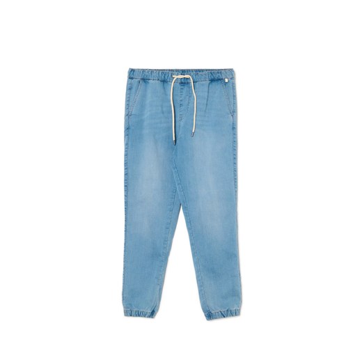 Cropp - Lekkie jeansowe joggery - niebieski ze sklepu Cropp w kategorii Jeansy męskie - zdjęcie 179763418
