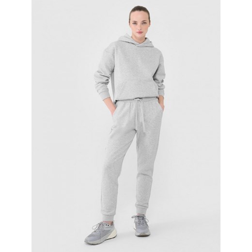 Damskie spodnie dresowe joggery Outhorn OTHWAW24TTROF1077 - szare ze sklepu Sportstylestory.com w kategorii Spodnie damskie - zdjęcie 179766539
