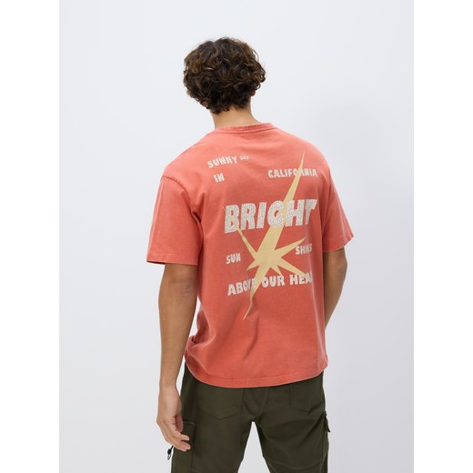 Reserved - T-shirt boxy z nadrukiem na plecach - brązowy ze sklepu Reserved w kategorii T-shirty męskie - zdjęcie 179772286