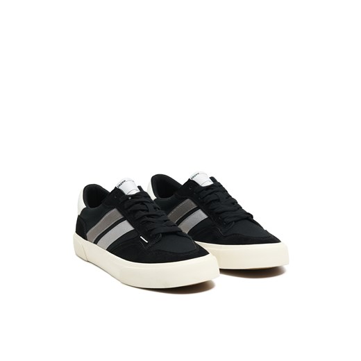 Cropp - Sznurowane czarne trampki z naszywkami - czarny Cropp 46 Cropp