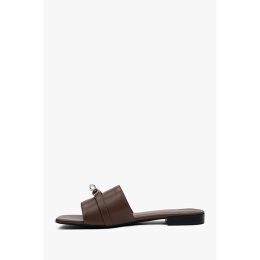 Estro: Ciemnobrązowe klapki damskie na płaskim obcasie ze srebrną aplikacją Estro 40 Estro