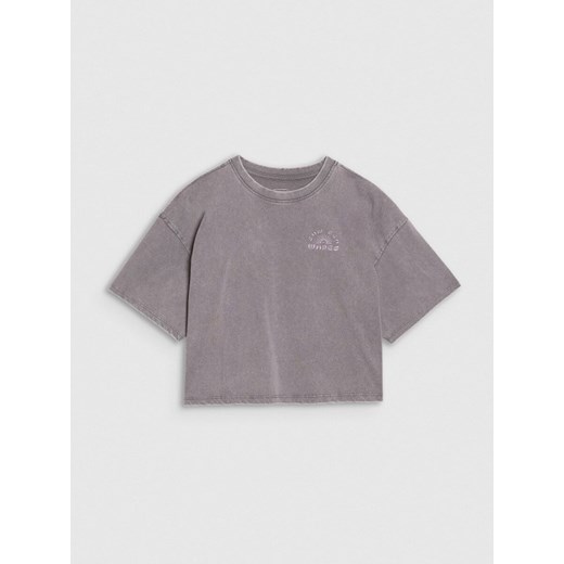 Dziewczęcy t-shirt crop top z nadrukiem 4F 4FJWSS25TTSHF1868 - szary ze sklepu Sportstylestory.com w kategorii Bluzki dziewczęce - zdjęcie 179791959