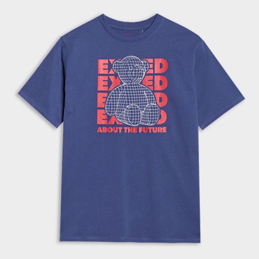 Chłopięcy t-shirt z nadrukiem 4F 4FJRSS25TTSHM2819 - fioletowy ze sklepu Sportstylestory.com w kategorii T-shirty chłopięce - zdjęcie 179792029