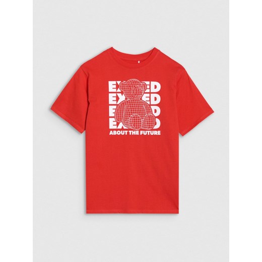 Chłopięcy t-shirt z nadrukiem 4F 4FJRSS25TTSHM2819 - czerwony ze sklepu Sportstylestory.com w kategorii T-shirty chłopięce - zdjęcie 179792036