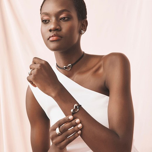 Bransoletka na sznurku z asymetrycznym sercem, srebro 925 w pokryciu platyną Giorre > GIORRE