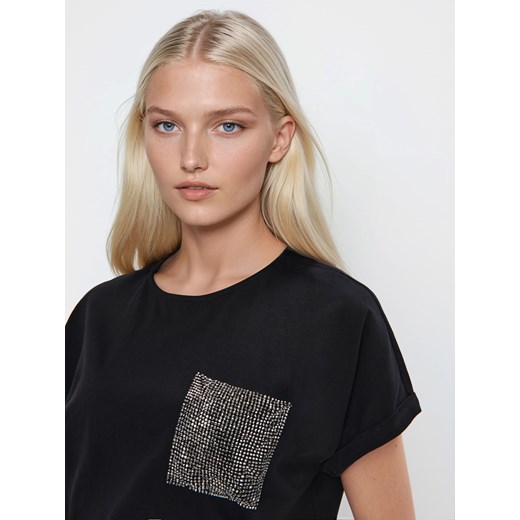 Mohito - Czarny t-shirt z cekinową kieszenią - czarny ze sklepu Mohito w kategorii Bluzki damskie - zdjęcie 179823436