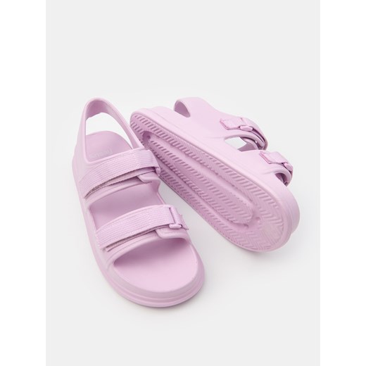 Sinsay - Sandały wykonane z pianki zapinane na regulowany rzep - fioletowy Sinsay 35 Sinsay