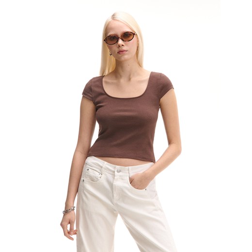 Cropp - Brązowy T-shirt z kwadratowym dekoltem - brązowy ze sklepu Cropp w kategorii Bluzki damskie - zdjęcie 179828305
