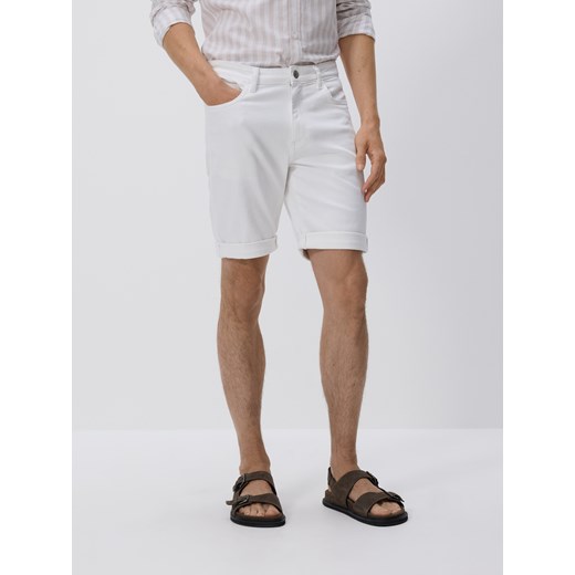 Reserved - Jeansowe szorty slim fit - biały ze sklepu Reserved w kategorii Spodenki męskie - zdjęcie 179828947