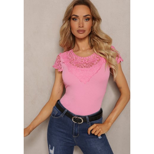 Różowy T-shirt z Prążkowanego Materiału z Koronkowymi Rękawami i Dekoltem Hlilada ze sklepu renee.pl w kategorii Bluzki damskie - zdjęcie 179900005