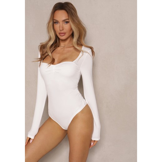 Białe Body Longsleeve z Wiskozą z Ozdobnym Marszczeniem Ninaviria ze sklepu renee.pl w kategorii Bluzki damskie - zdjęcie 179946309