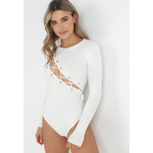 Białe Prążkowane Body z Gorsetowym Wiązaniem Dyllia ze sklepu born2be.pl w kategorii Body damskie - zdjęcie 179996328