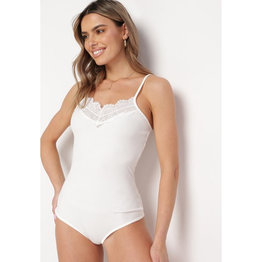 Białe Wiskozowe Body z Ozdobną Koronką i Regulowanymi Ramiączkami Adripha ze sklepu born2be.pl w kategorii Body damskie - zdjęcie 180038758