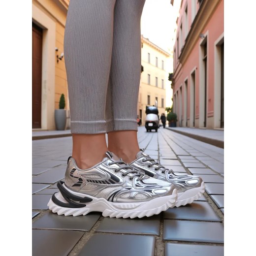 Royalfashion Sneakersy damskie lakierowane Leysi ze sklepu royalfashion.pl w kategorii Buty sportowe damskie - zdjęcie 180195266
