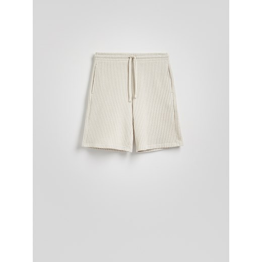 Reserved - Strukturalne szorty regular - beżowy Reserved XL Reserved